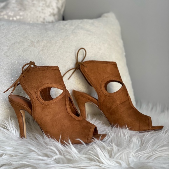 NEW (Never Worn) Tan Lace Back Peep Toe Spike Heel - Picture 1 of 4